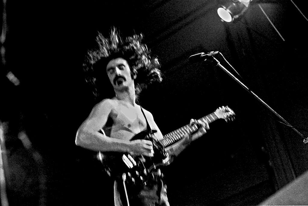 Nasce o músico Frank Zappa, nos EUA