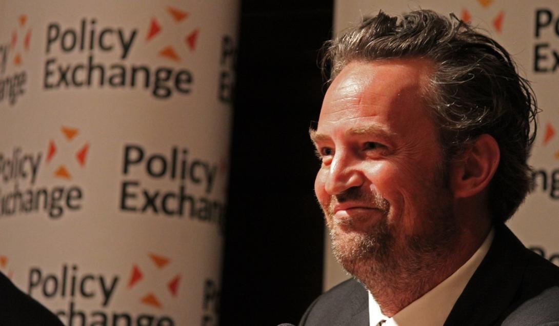 Ator Matthew Perry, o Chandler, da série Friends, morre aos 54 anos