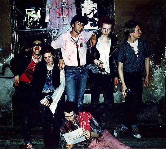 Sex Pistols se apresentam pela primeira vez