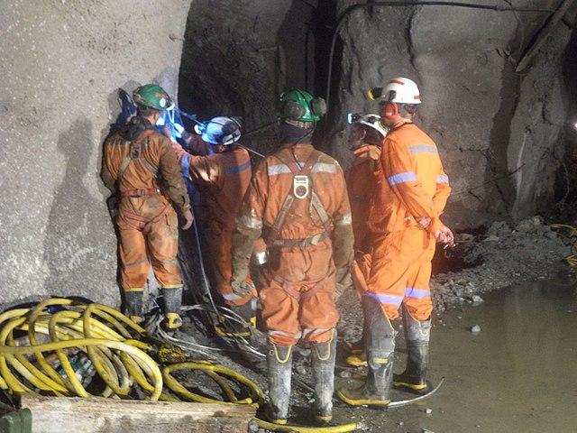 Trinta e três mineiros soterrados são resgatados após 69 dias soterrados