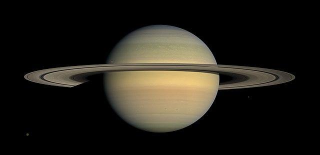 Voyager 1 voa perto de Saturno
