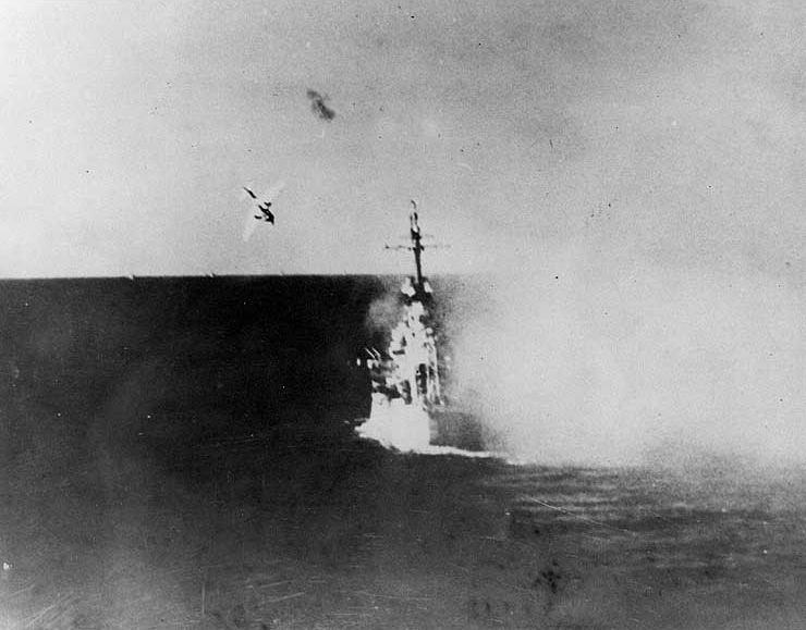 Ocorre primeiro ataque kamikaze na Segunda Guerra Mundial