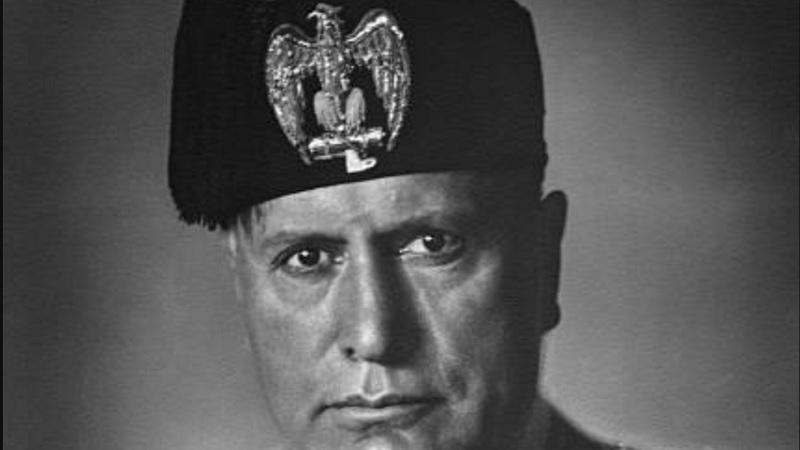 Morre o líder fascista Benito Mussolini