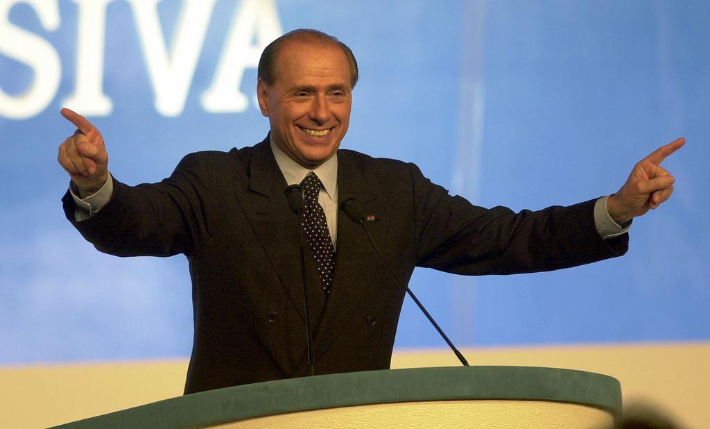 Silvio Berlusconi renuncia ao cargo de primeiro-ministro da Itália