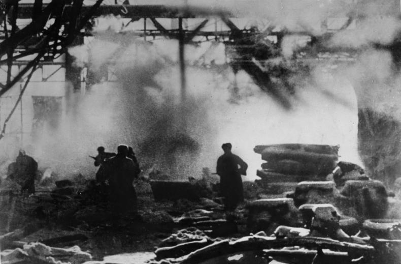 Soviéticos cercam alemães em Stalingrado