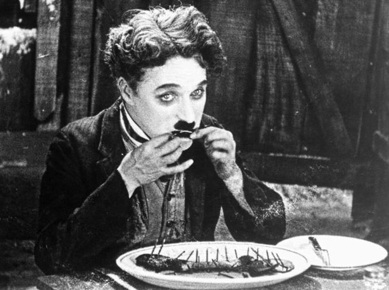 Morre Charlie Chaplin, ator e cineasta inglês