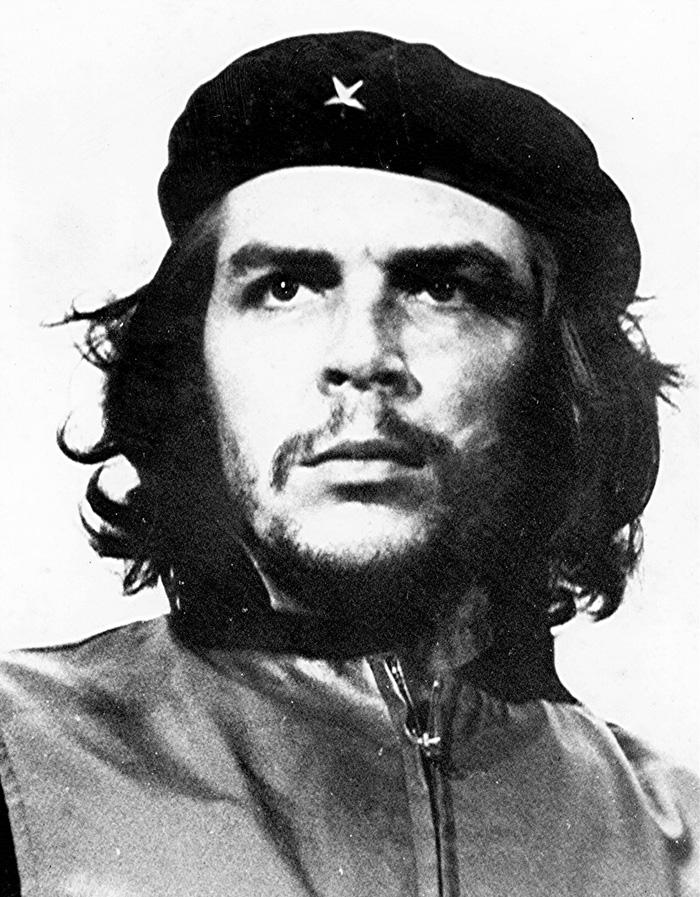 Alberto Korda faz a mítica fotografia de Ernesto Che Guevara, considerada a imagem mais reproduzida