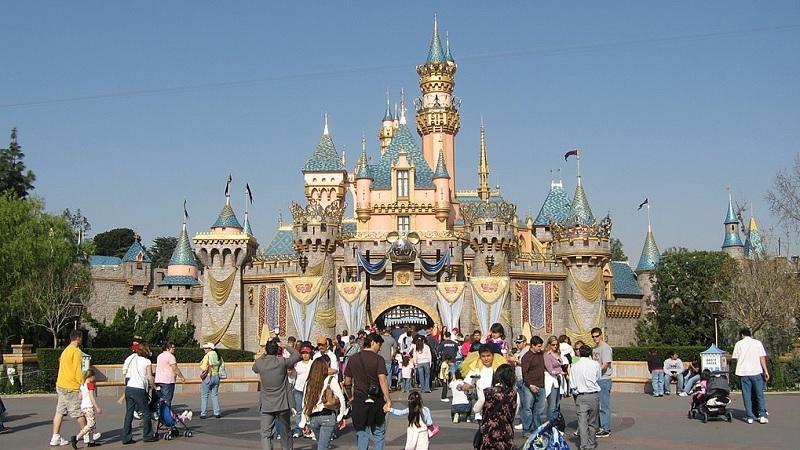 A Disneylândia é inaugurada nos Estados Unidos