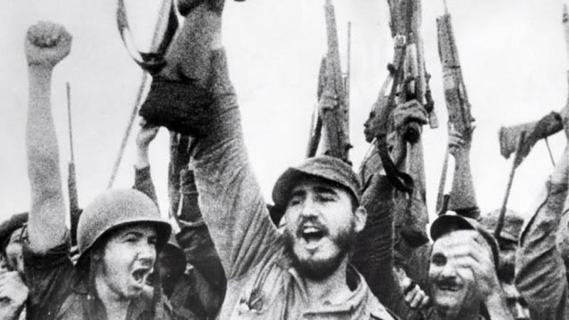 Fidel Castro chega a Havana após depor o regime de Fulgencio Batista