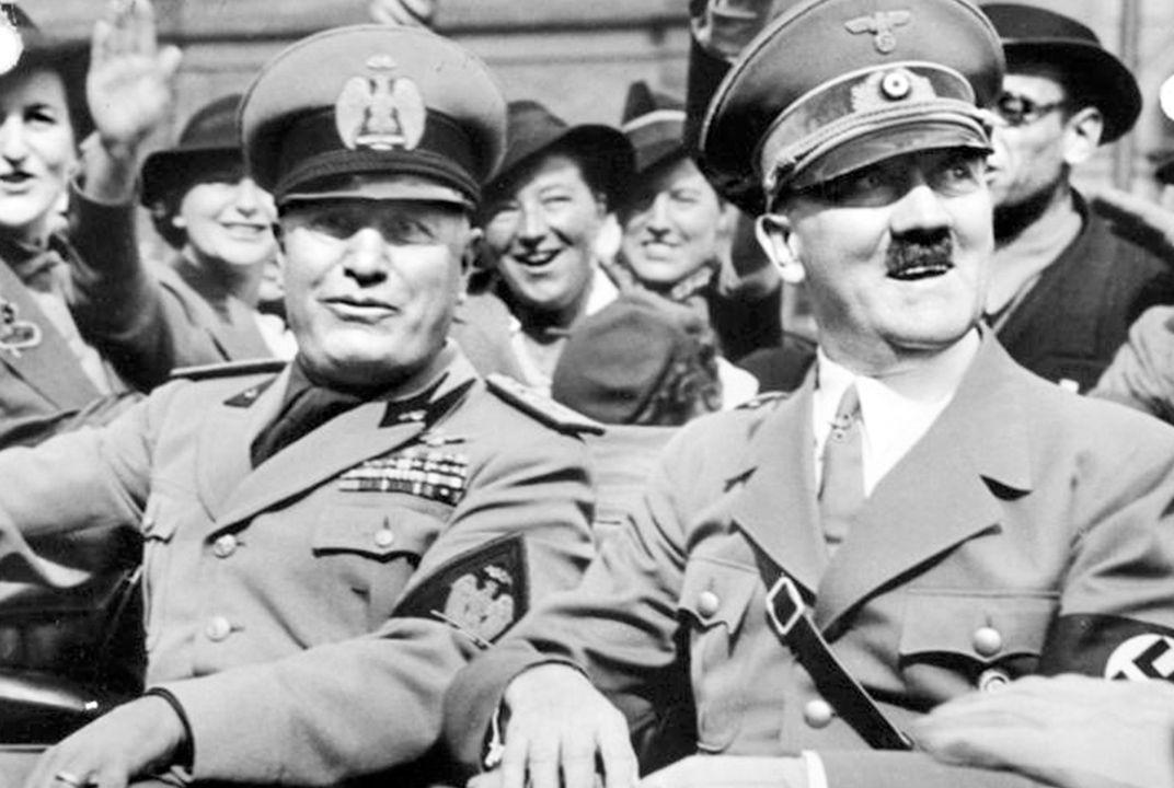 Hitler e Mussolini se encontram em Munique