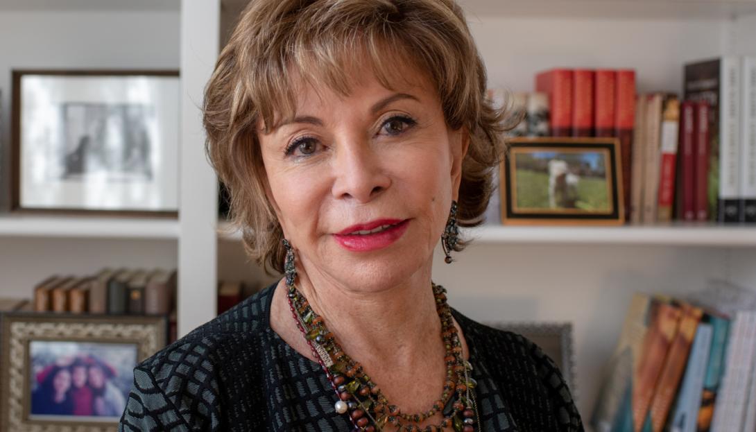 Nasce Isabel Allende: escritora, ativista, filantropa e feminista
