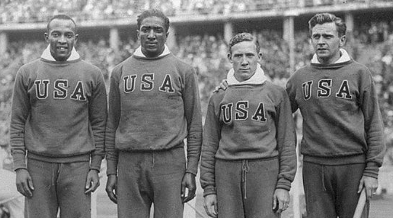 Atleta Jesse Owens ganha terceira medalha de ouro na Olimpíada de Berlim