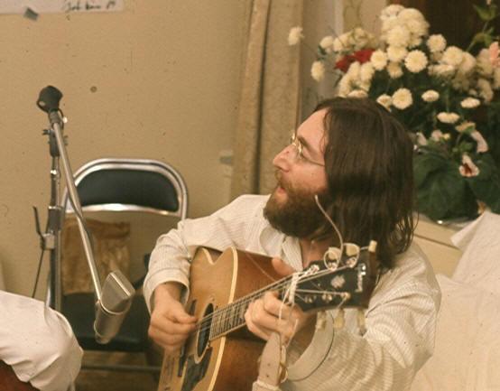 John Lennon faz sua última aparição no palco, ao lado de Elton John
