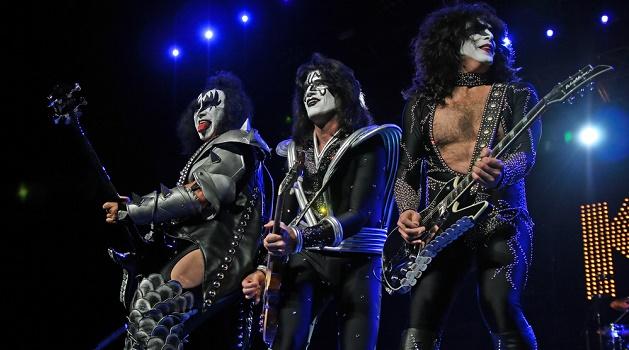 É lançado o álbum “Kiss Unplugged”