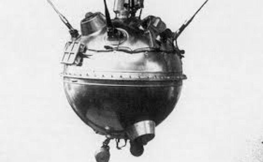 Soviéticos enviam à Lua o primeiro veículo espacial da história humana