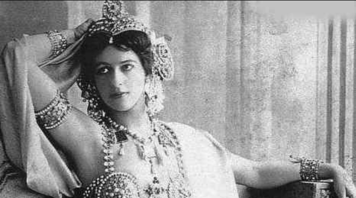Dançarina Mata Hari é condenada à morte por espionagem na Primeira Guerra