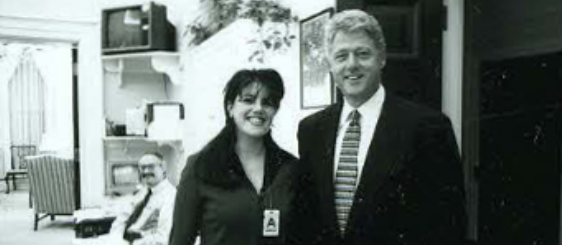 Estagiária Monica Lewinsky entrega vestido de encontro amoroso com Bill Clinton
