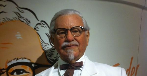 Nasce Harland Sanders, fundador da rede de fast food Kentucky Fried Chicken