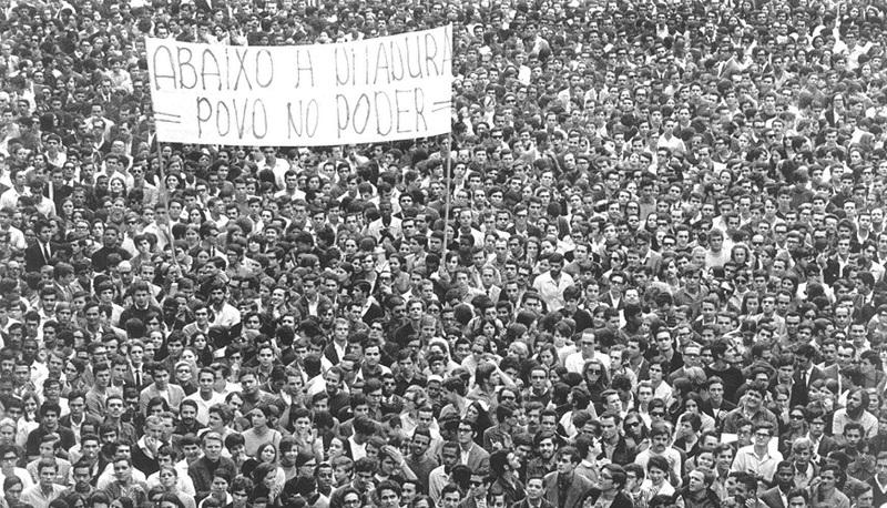 Passeata dos Cem Mil é realizada em protesto contra a ditadura militar