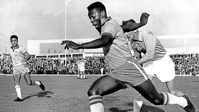 No Maracanã, Pelé marca o milésimo gol da carreira