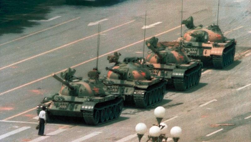 "Rebelde Desconhecido" encara tanques na Praça da Paz Celestial, na China