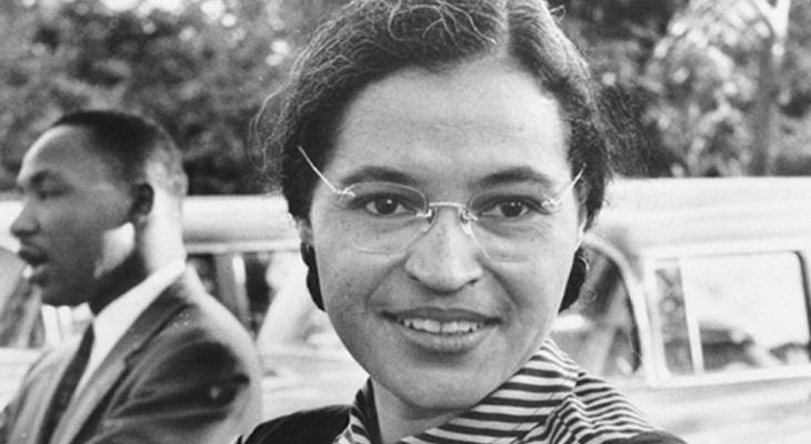 Rosa Parks é presa por negar assento a homem branco em ônibus nos EUA