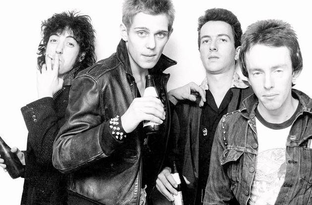 Banda punk rock britânica The Clash lança seu primeiro álbum