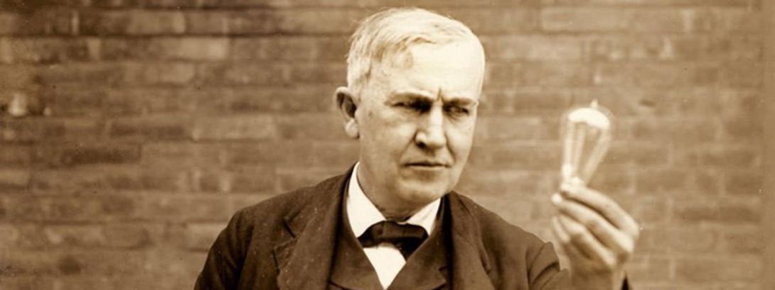 Thomas Edison faz demonstração pública da lâmpada incandescente