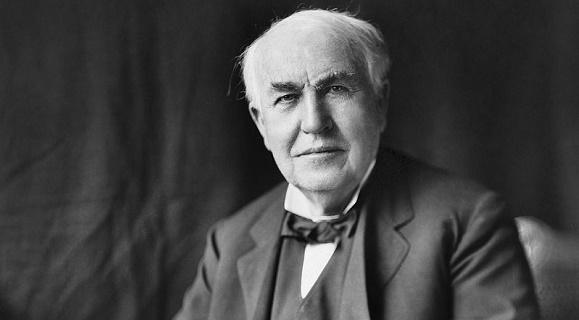 Inventor Thomas Edison apresenta o fonógrafo