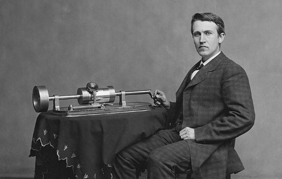 Thomas Edison inventa a lâmpada incandescente comercializável