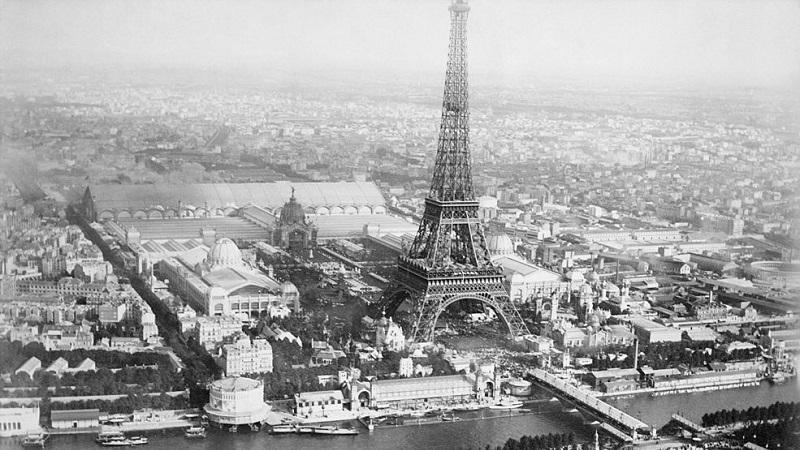 É inaugurada a Torre Eiffel, em Paris